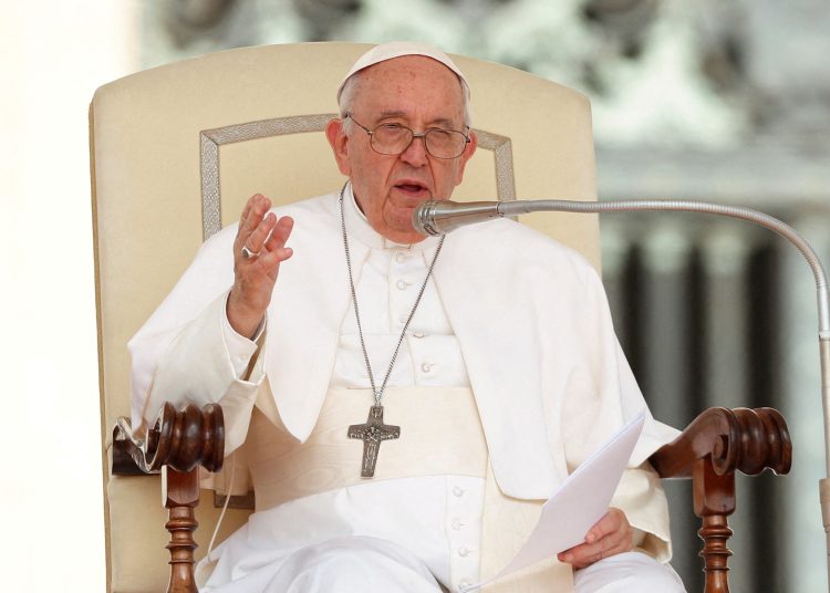 Papa Francisco defiende el celibato de la Iglesia y apunta a familias que «tapan» abusos sexuales