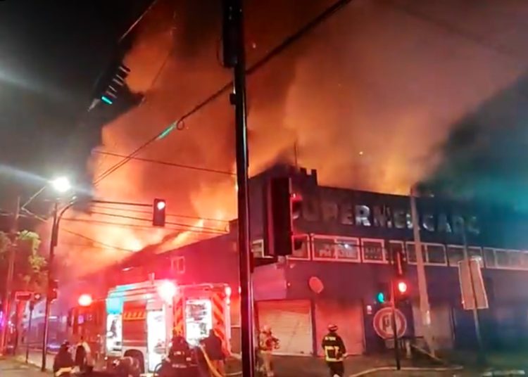 Encuentran cuerpo calcinado tras incendio que destruyó supermercado y una radio local en Parral