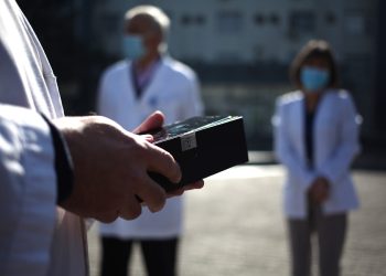 Detienen a médicos extranjeros por emisión de licencias fraudulentas via whatsapp en todo Chile