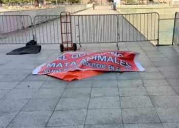 Trabajadores de zoológico protestan dejando un león muerto en las puertas del Palacio de La Moneda