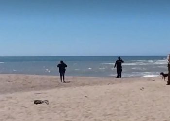 Papá y dos hijos están desaparecidos tras ser arrastrados por ola en Pingueral