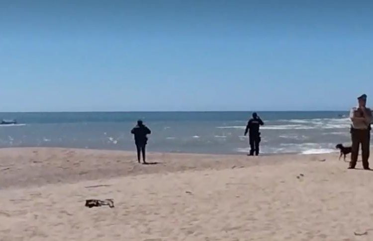 Papá y dos hijos están desaparecidos tras ser arrastrados por ola en Pingueral