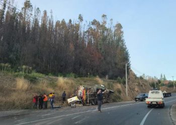 Padre fallece y su esposa y su hija quedan heridas tras ser colisionado su automóvil por un camión