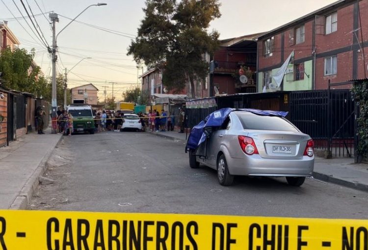 Reportan dos fallecidos dentro de vehículo en San Bernardo: vecinos escucharon cerca de 20 disparos