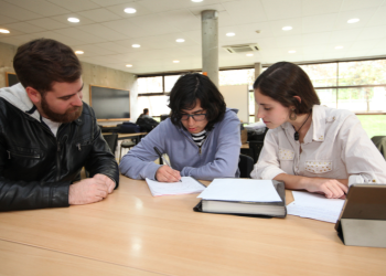 Universidad presenta programa Bachillerato Inicia UC para alumnos de liceos técnico-profesionales