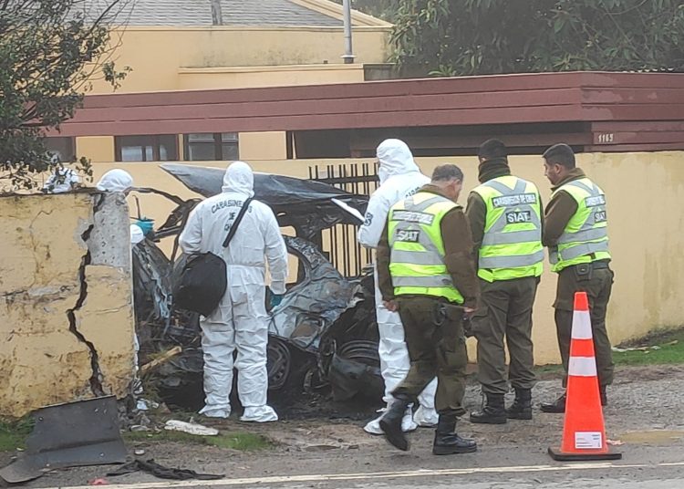 Tres muertos deja violento choque e incendio de vehículo contra una casa en Ruta de la Madera