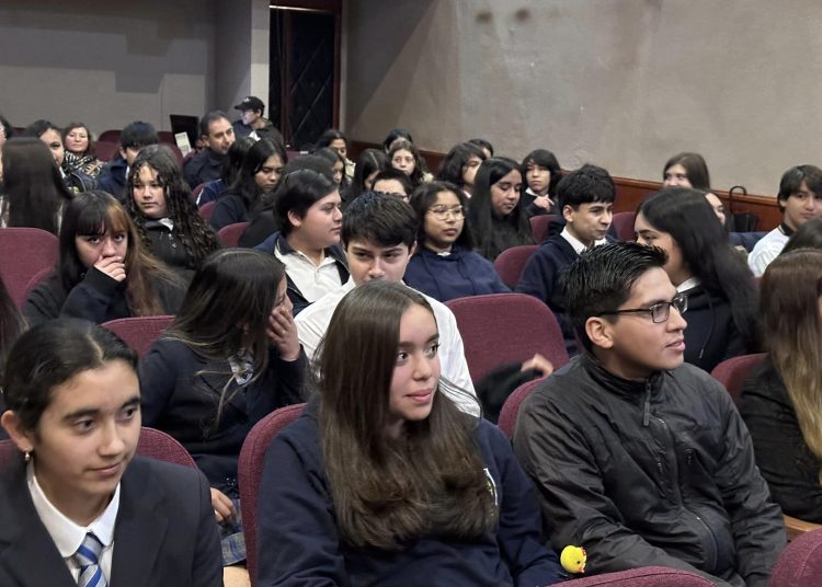 38 estudiantes del Liceo de Quirihue se capacitan como monitores juveniles para prevenir violencia contra las mujeres