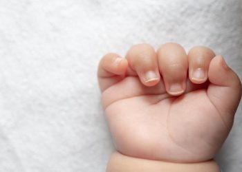 Padre es detenido por parricidio de bebé de 1 mes y medio: Hermana gemela está en la UCI