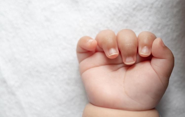 Padre es detenido por parricidio de bebé de 1 mes y medio: Hermana gemela está en la UCI