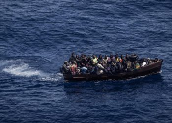 Caos total en la isla italiana Lampedusa tras la llegada de 100 barcos con 5 mil inmigrantes en un día
