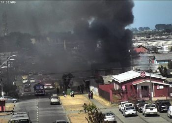 Mujer muere tras voraz incendio que afectó a dos viviendas en Hualpén