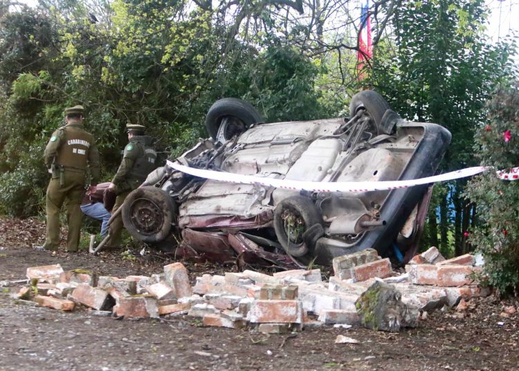 4 personas mueren al estrellarse automóvil contra un muro en localidad de Romeral