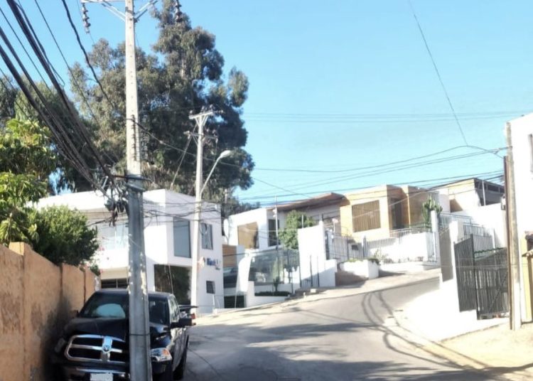 CGE reporta casi 3.800 postes chocados en 2023 y clientes afectados superaron los 2,6 millones