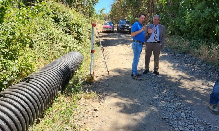 En San Nicolás inician instalación de 21 tubos de alcantarillas y mejoran caminos rurales