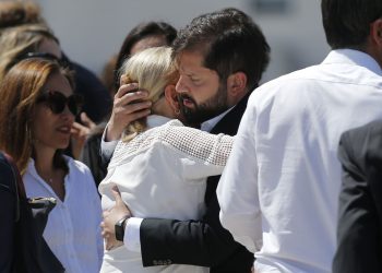 Boric entrega pésame a familia de Sebastián Piñera durante llegada del féretro al Grupo 10 de la FACh