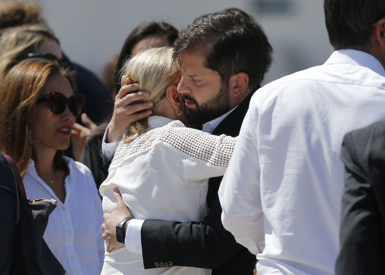 Boric entrega pésame a familia de Sebastián Piñera durante llegada del féretro al Grupo 10 de la FACh