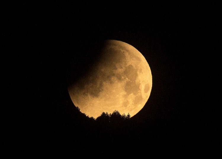 Eclipse penumbral de Luna o «Luna de sangre»: el fenómeno astronómico de la última semana de marzo