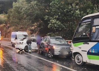 Accidente vehicular dejó 12 estudiantes del Liceo Polivalente de San Nicolás con lesiones leves