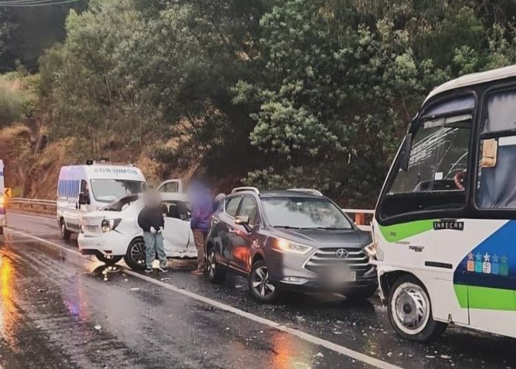 Accidente vehicular dejó 12 estudiantes del Liceo Polivalente de San Nicolás con lesiones leves