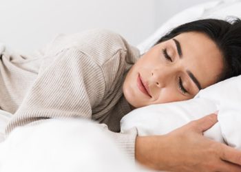 Cuando se hace imposible dormir bien: expertos entregan consejos para poder conciliar el sueño