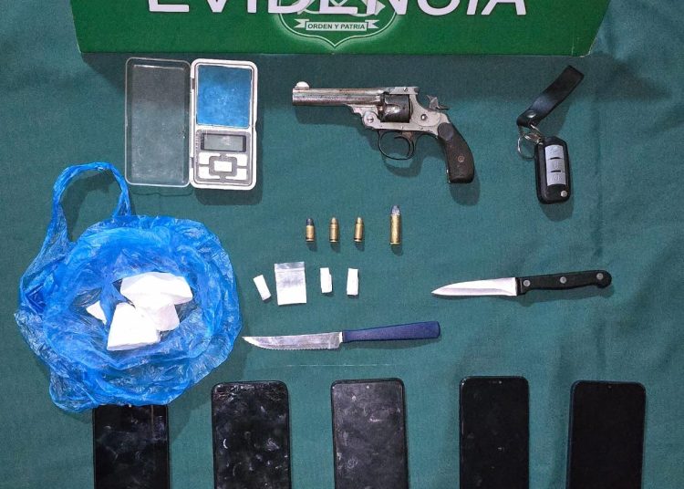Evadieron control vehicular: Carabineros detuvo en Quillón a delincuentes con prontuario que circulaban con drogas y armamento