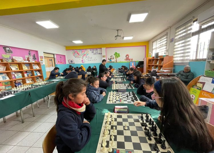 Estudiantes quirihuanos participan en fase comunal de juegos deportivos en Ajedrez