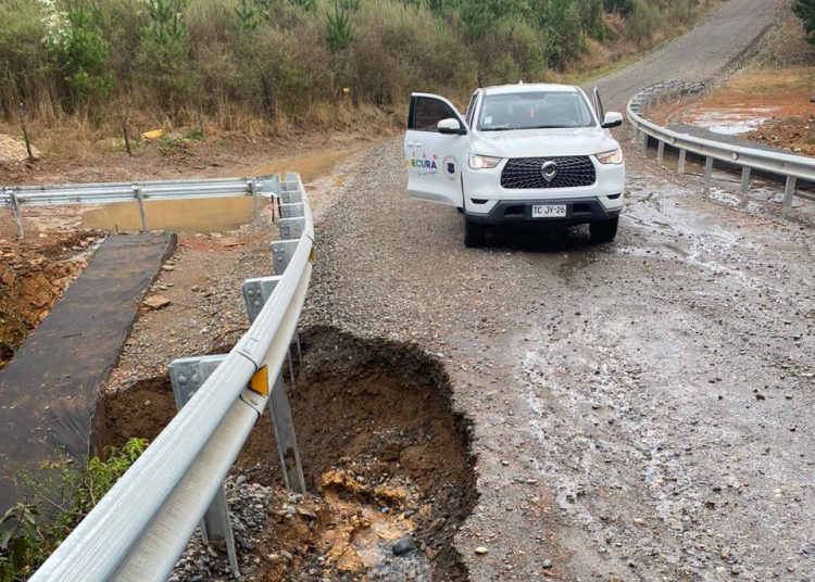 Lluvias provocan socavón en la ruta La Orilla a Montezorro en Cobquecura