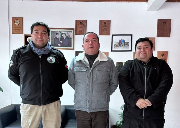 Alcalde se reúne con dirigentes de Bomberos de Cobquecura y compromete apoyo a nuevos proyectos