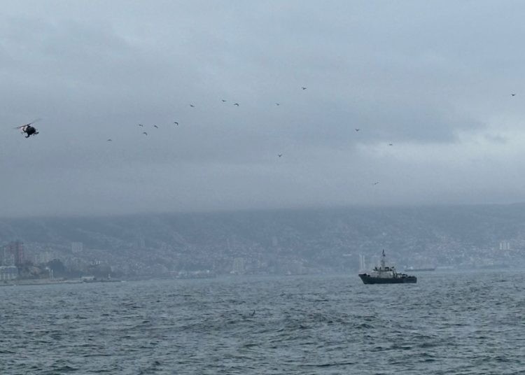 Buscan a menor que fue arrastrada por olas en playa Los Cañones de Viña del Mar