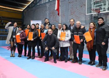 Familias del Conjunto Habitacional La Viñita de Portezuelo reciben escrituras