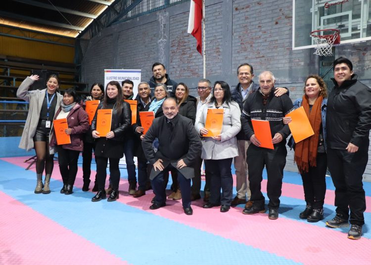 Familias del Conjunto Habitacional La Viñita de Portezuelo reciben escrituras