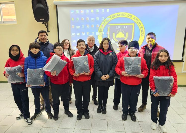 Casi 900 parkas entregó el municipio de San Nicolás a estudiantes prioritarios
