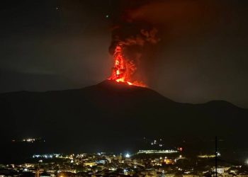 Erupción del volcán Etna en Italia obliga a suspender vuelos 