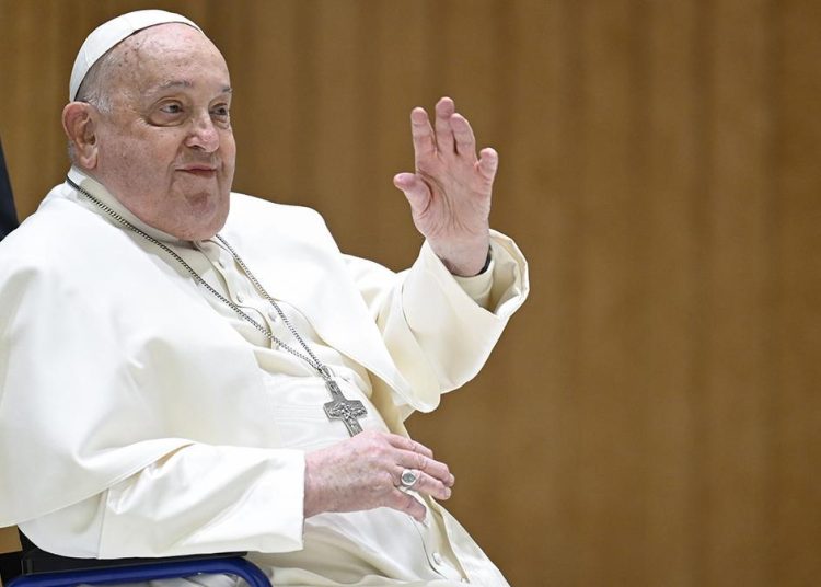 Papa Francisco sigue en estado «crítico» y con leve insuficiencia renal