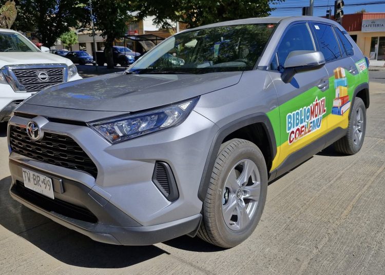 Coelemu inaugura nuevo vehículo para Bibliomóvil