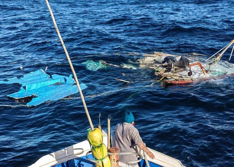 Encuentran semihundida a embarcación desaparecida frente a Coronel: Armada busca a sus 7 tripulantes