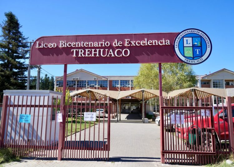 Seremi de Educación y Delegado Presidencial se reúnen con comunidad educativa de Trehuaco tras agresiòn a docente