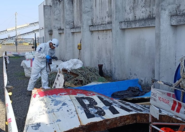 PDI realiza peritajes en restos hallados de la lancha Bruma, que naufragó en Coronel