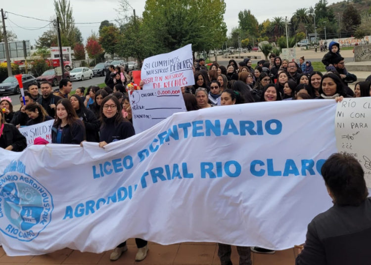 Profesores de Río Claro realizan paro de advertencia: acusan 6 meses de no pago de cotizaciones