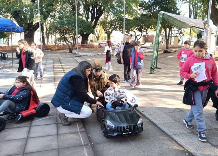 Carabineros de Coelemu participa en feria de convivencia educativa