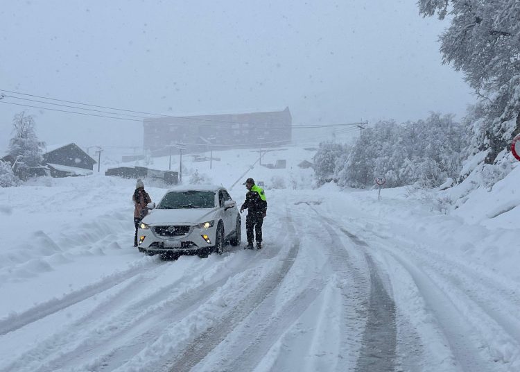 Intensas nevazones obligan al uso de cadenas para vehículos que visiten Nevados o Termas de Chillán