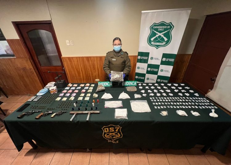 Bulnes y Chillán: Carabineros del OS7 Ñuble detuvo a 3 sujetos e incautó 4 armas de fuego y 7 mil dosis en drogas