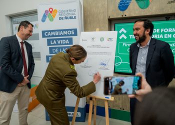 Firman comodato simbólico de Internado mixto Casiano Andrade de Quirihue para instalar ESFOCAR