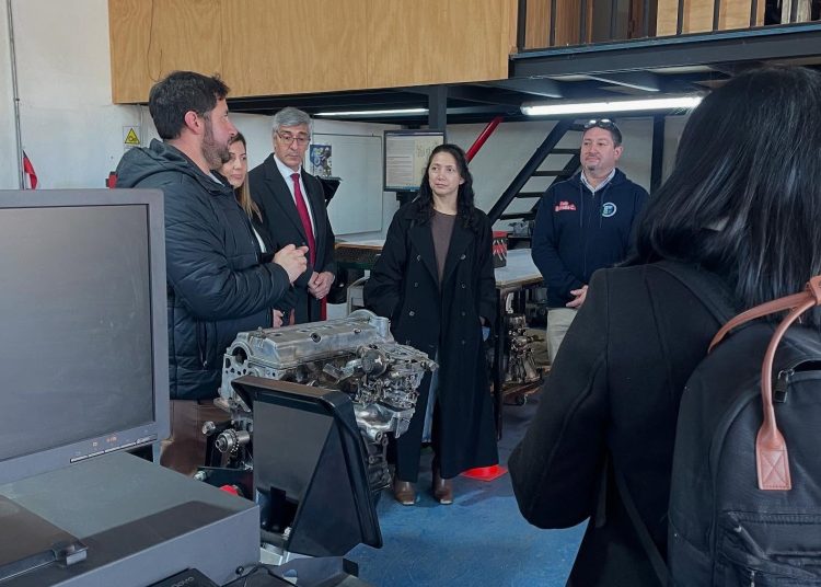 Liceo de Trehuaco firma convenio con Holding Leonera para fortalecer la educación técnica