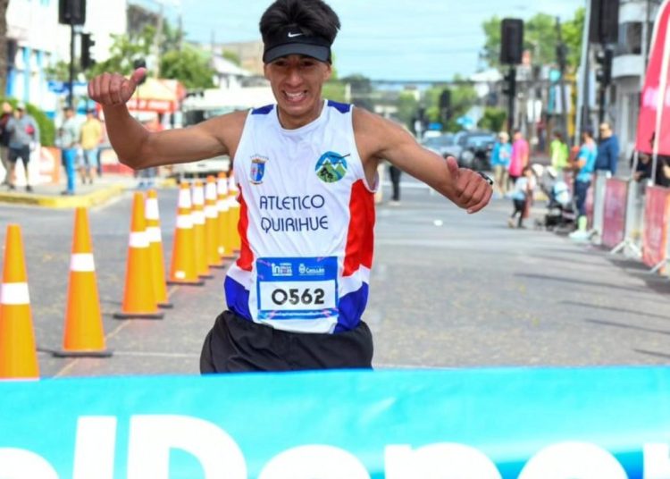 Atleta quirihuano Halan Muñoz vuelve a brillar y gana la Corrida Chillán 2025 en los 11K