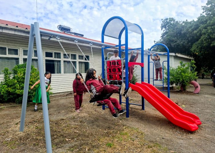 Inauguran espacio recreativo con juegos infantiles en escuela básica Nueva Aldea en Ránquil