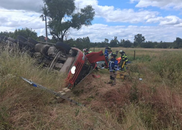 Chofer muere al volcar camión en cruce Puente Ala de San Nicolás a Portezuelo