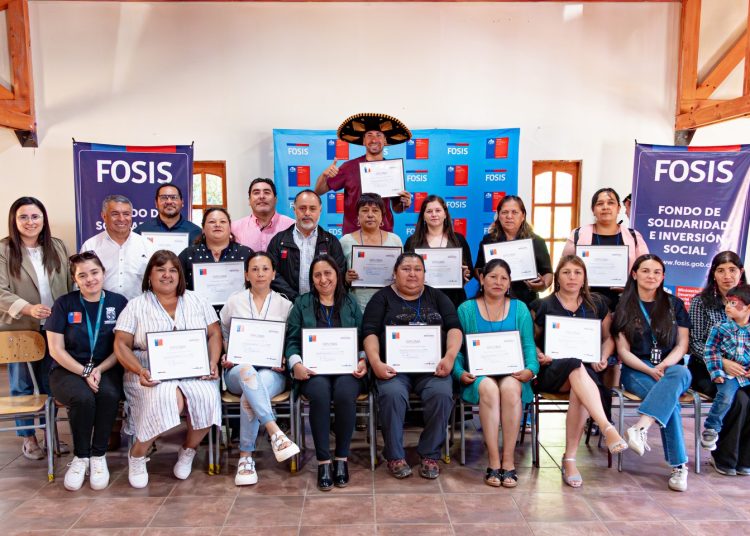 Familias de 3 comunas de Trehuaco se certifican en capacitaciones para emprendimientos