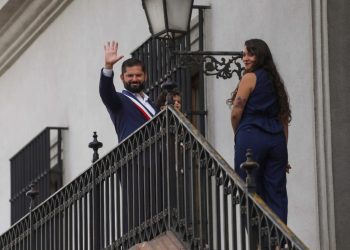 Entre aplausos y emoción: presidente Boric abandona el Palacio de La Moneda rumbo al cambio de mando