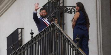 Entre aplausos y emoción: presidente Boric abandona el Palacio de La Moneda rumbo al cambio de mando